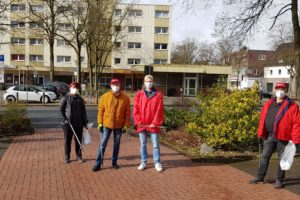 Michael Gerdes (Mitte) und Heribert Springmann (ganz rechts) mit Mitstreiter/innen am Berliner Platz