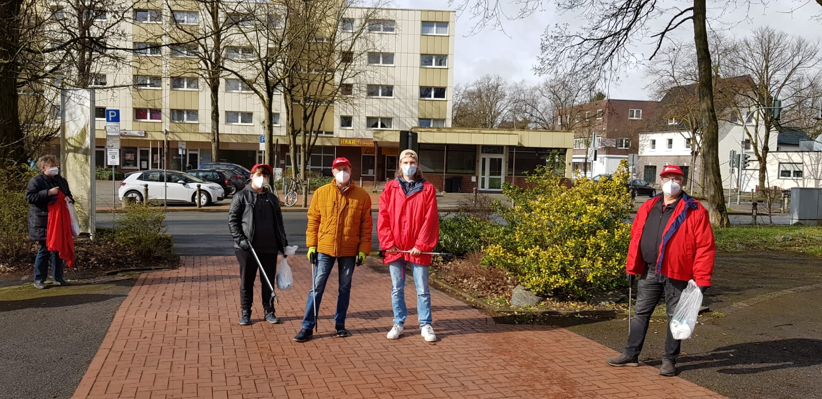 Michael Gerdes (Mitte) und Heribert Springmann (ganz rechts) mit Mitstreiter/innen am Berliner Platz