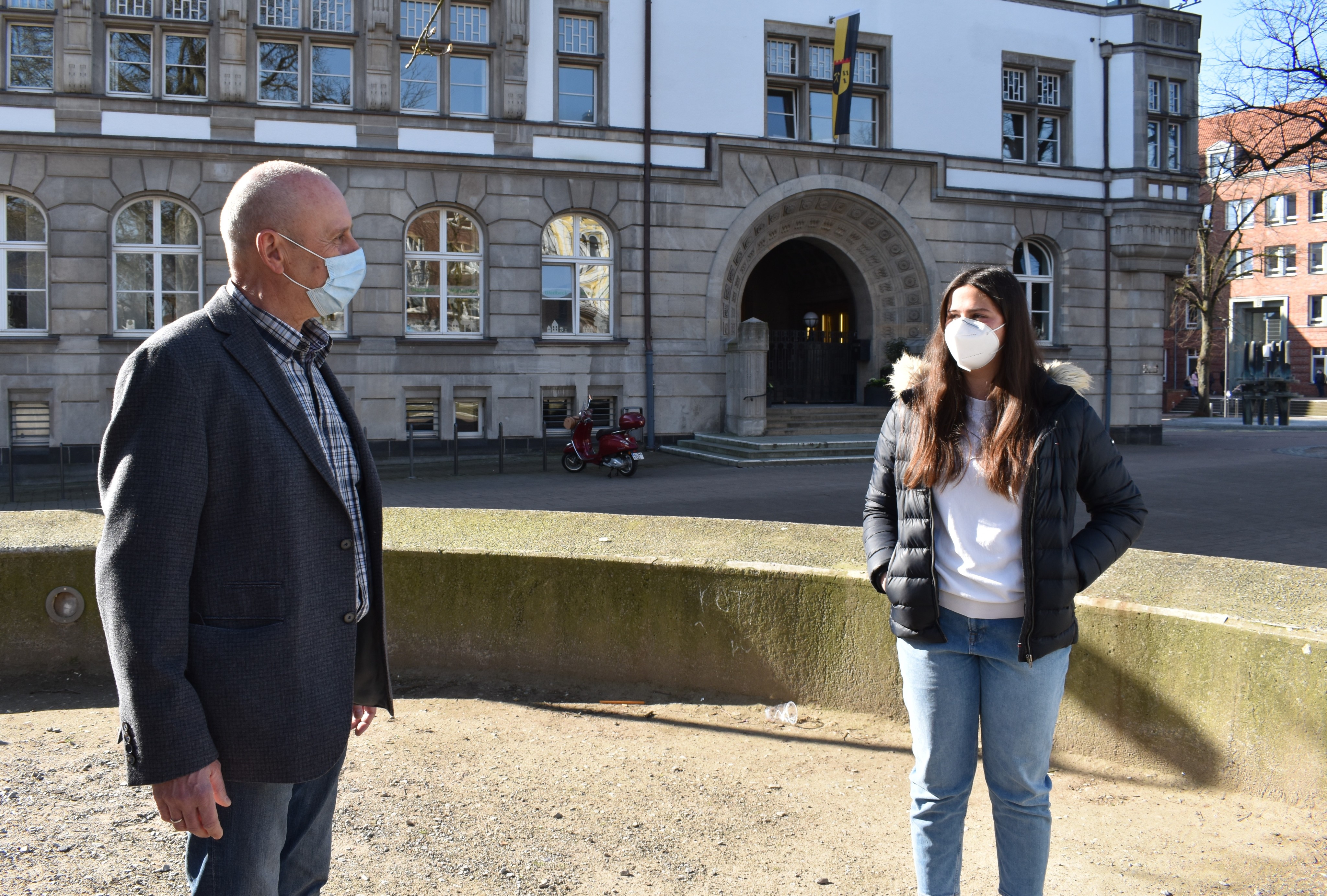 Maya Mentel (rechts) und Michael Gerdes in der Gladbecker Innenstadt 