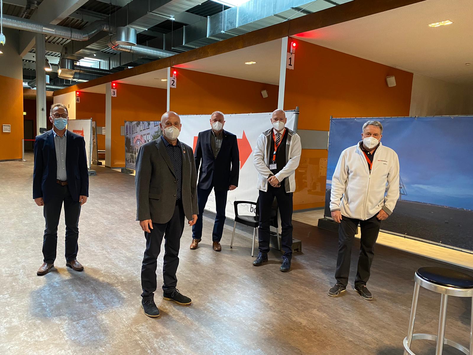 v.l.n.r.: Jochen Brunnhofer (Dezernent); Michael Gerdes, MdB; Thomas Göddertz, MdL; Michael Althammer und Dr. Harald Hofer vom Impfzentrum